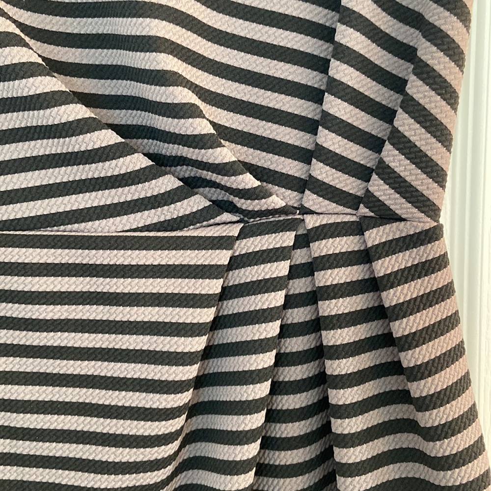 ✨Like New Dress!!✨ - Picture 4 of 6